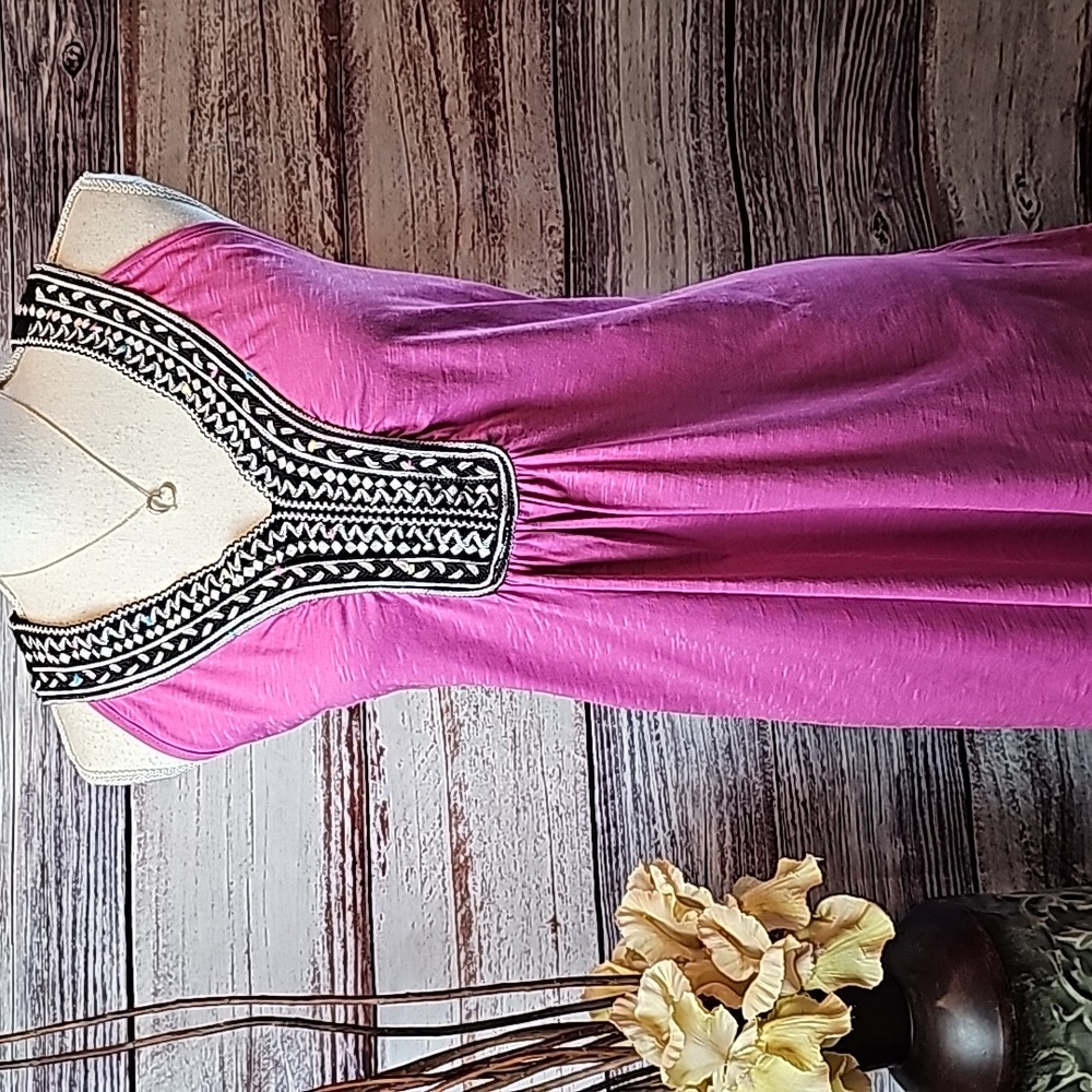 NWT AVENUE PINK EMBROIDERED V NECK SLEEVELESS TANK TOP
